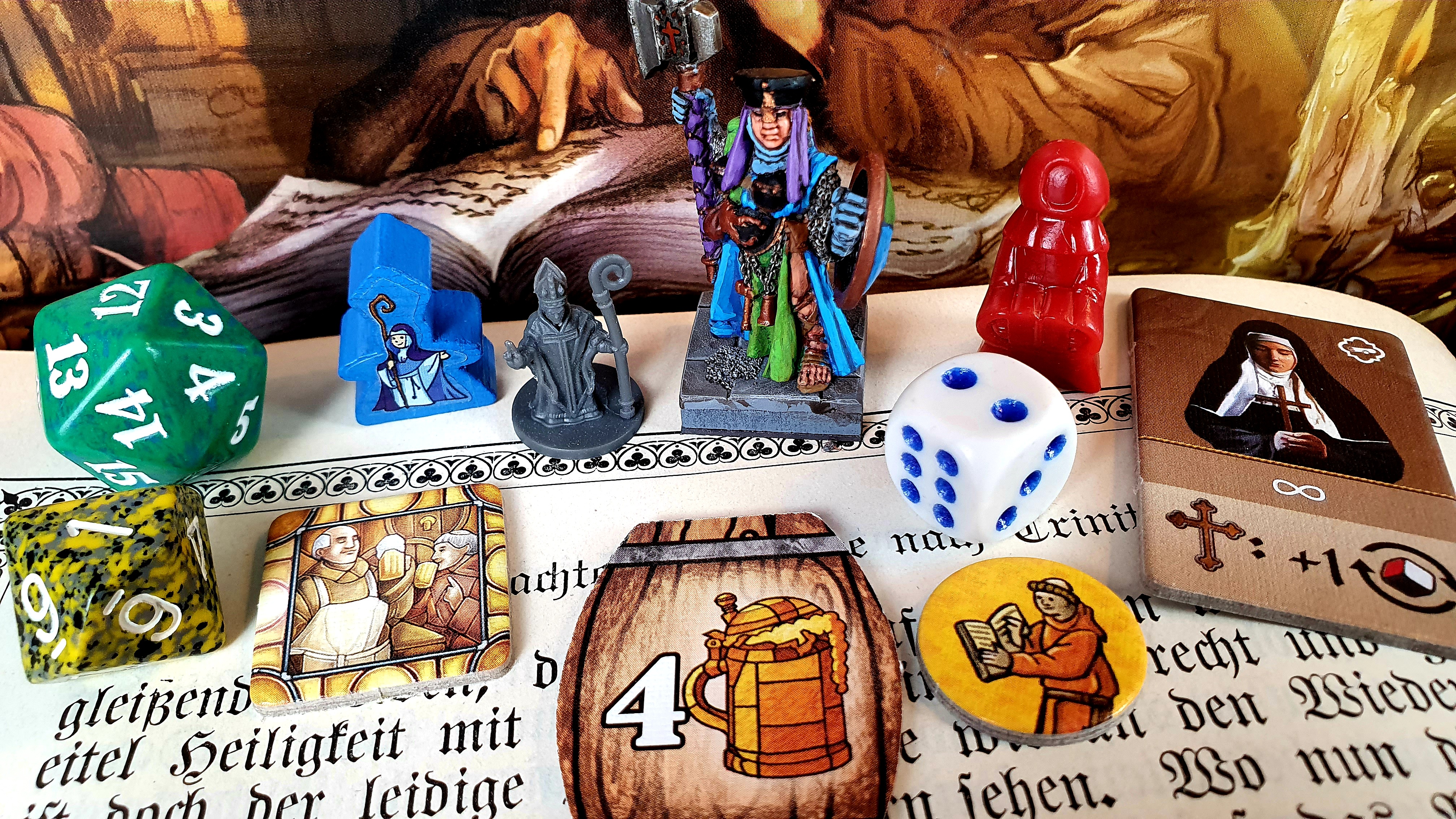 Würfel, Figuren und Spielplätchen von Klosterspielen.