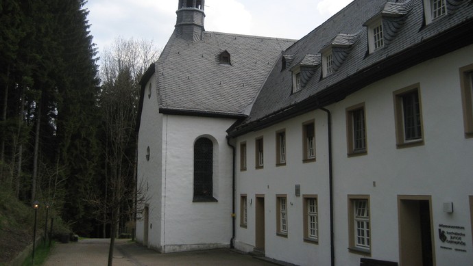 Gästehaus und Diözesanzentrum der Katholischen Jungen Gemeinde im Erzbistum Paderborn Kloster Brunnen. Foto: Klaus Baulmann. Gästehaus und Diözesanzentrum der Katholischen Jungen Gemeinde im Erzbistum Paderborn Kloster Brunnen. Foto: Klaus Baulmann.