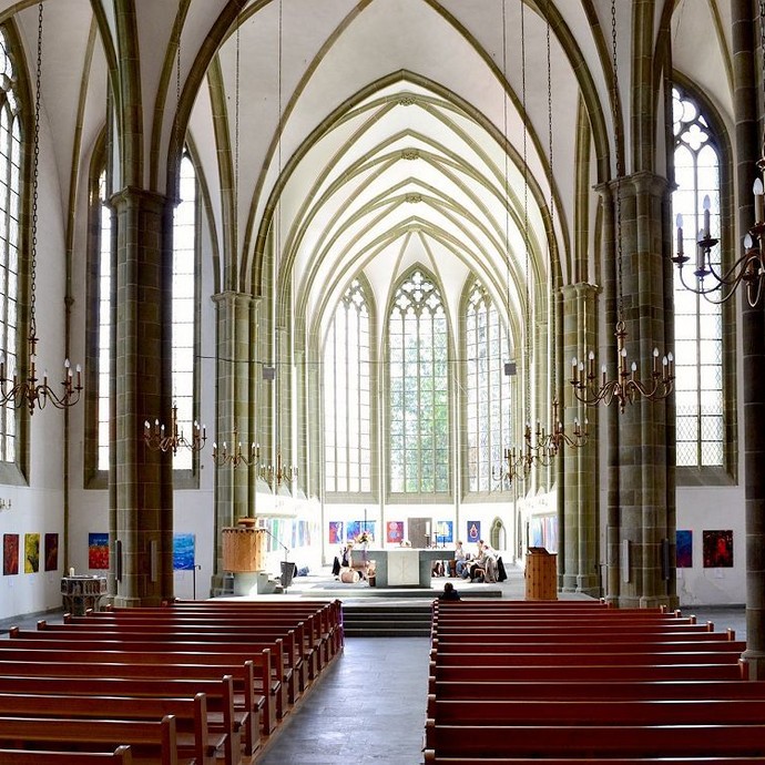 Blick auf den Altarraum der Kulturkirche Neu-St. Thomä in Soest