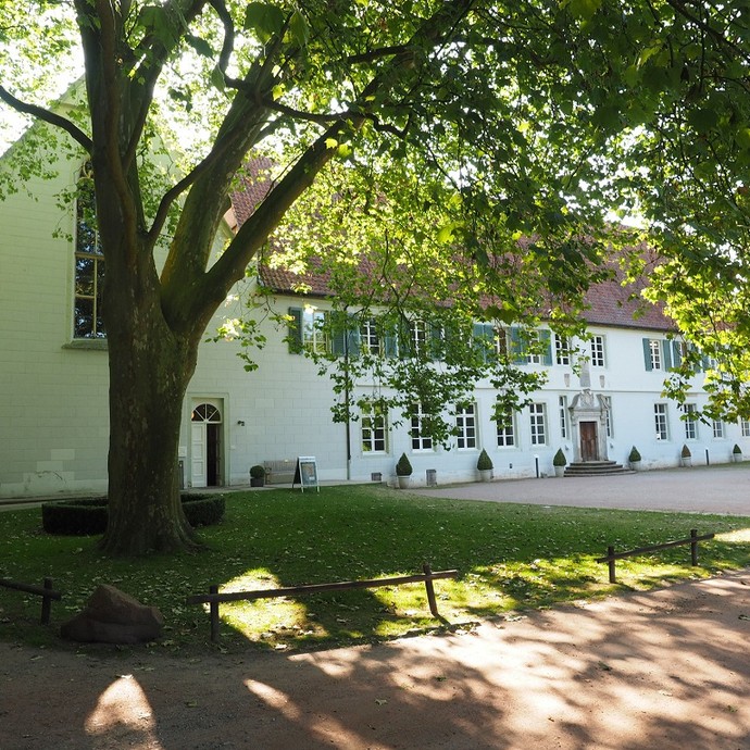 Blick auf die Vorderfassade des Klosters Bentlage