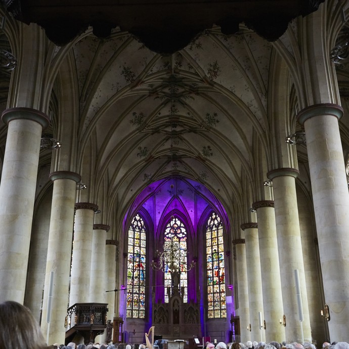 Das Innere der ehemaligen Stiftskirche, heute Pfarrkirche St. Martin in Nottuln. Der Blick richtet sich zum Hochaltar. © LWL, Fotografie Sarah Bömer.