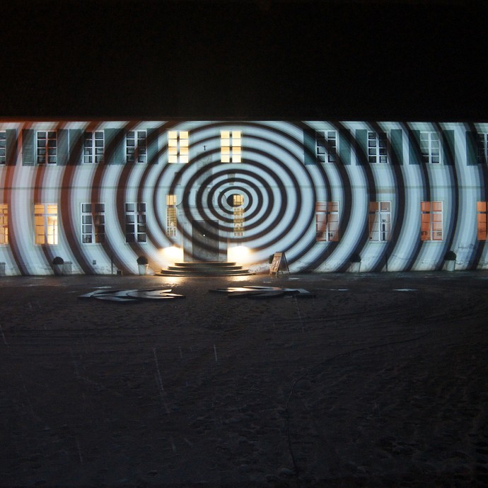 Das Kloster Bentlage bei Rheine. Im Rahmen von finde dein Licht wird das Gebäude von einer Lichtinstallation beleuchtet. © Kloster Bentlage.