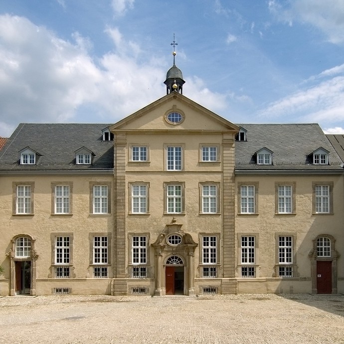 Ehrenhof des Klosters Dalheim bei Tag. © LWL, Axel Thünker.