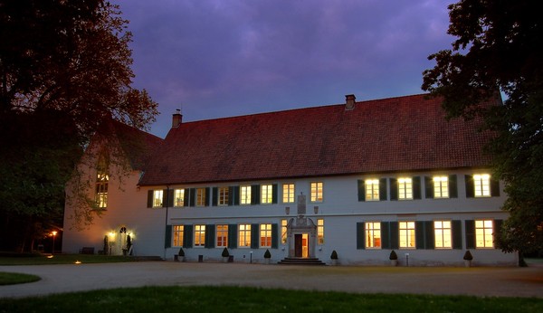 Außenansicht des Klosters bei Dämmerung. Foto: Kloster Bentlage, Gerrit Musekamp.