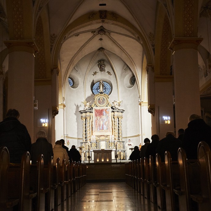 Blick auf den beleuchteten Altarraum von St. Walburga in Meschede