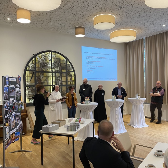 Gesprächsrunde „Pilgern im Klosterkontext“ (vergrößerte Bildansicht wird geöffnet)