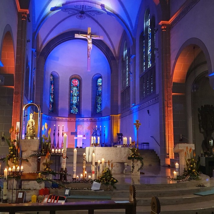 Blau erleuchteter Chorraum der Wallfahrtsbasilika Werl. © Stephan Mockenhaupt.