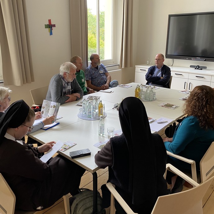 Dialogrunde (vergrößerte Bildansicht wird geöffnet)