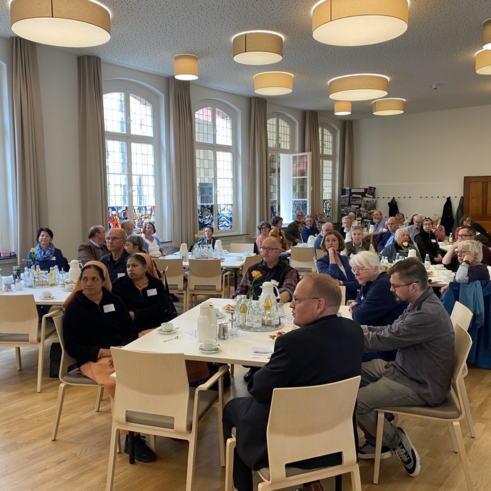 Plenum (vergrößerte Bildansicht wird geöffnet)