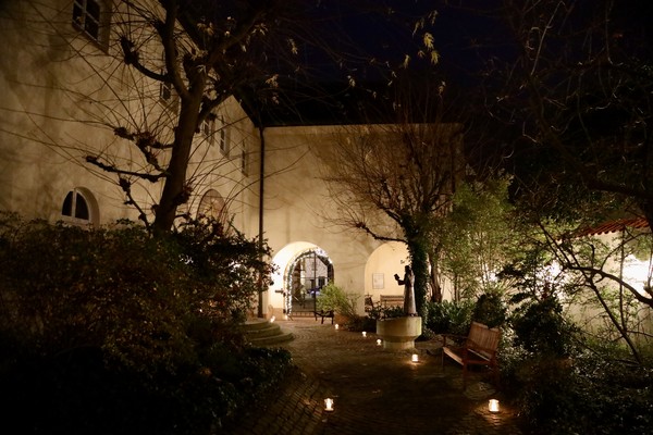Klostergarten bei Nacht. Foto: Kloster Wiedenbrück eG, Thorsten Wagner.