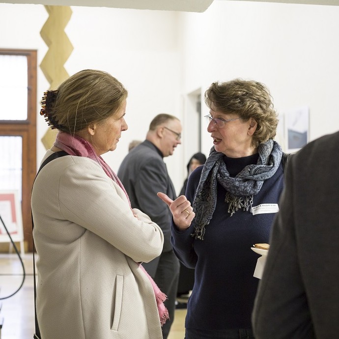Im Gespräch (vergrößerte Bildansicht wird geöffnet)