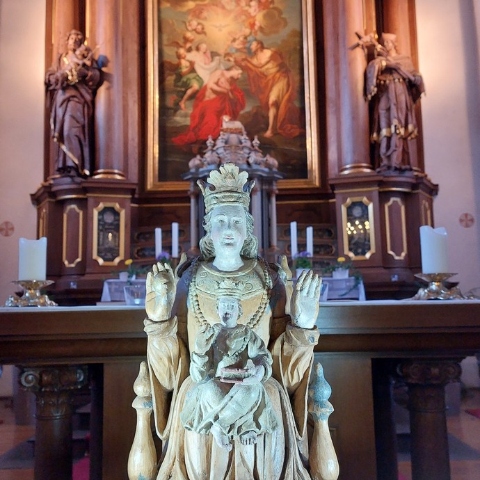 Madonnenskulptur des Klosters Brunnen bei bläulicher Beleuchtung