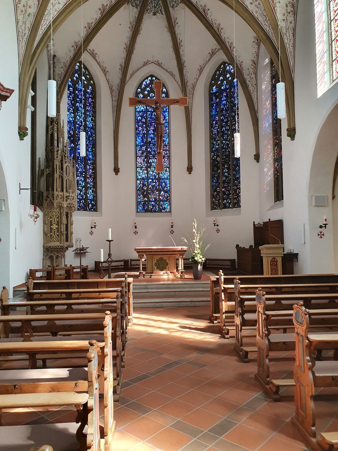 Der Chor der Pfarrkirche St. Martinus. Über dem Altar hängt das Benninghauser Kruzifixus. Foto: Sebastian Neuhaus.