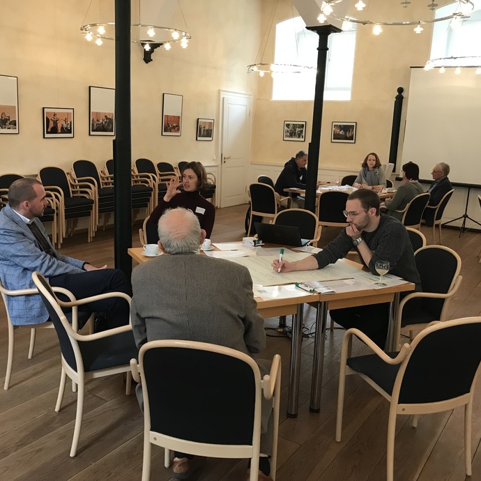 World Café mit drei Thementischen (vergrößerte Bildansicht wird geöffnet)