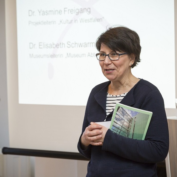 Dr. Elisabeth Schwarm (vergrößerte Bildansicht wird geöffnet)
