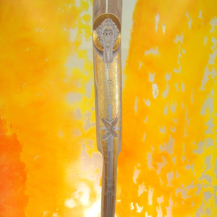 Ein Kunstwerk auf gelblichen Hintergrund im Michaelskloster Paderborn. © Michaelskloster.