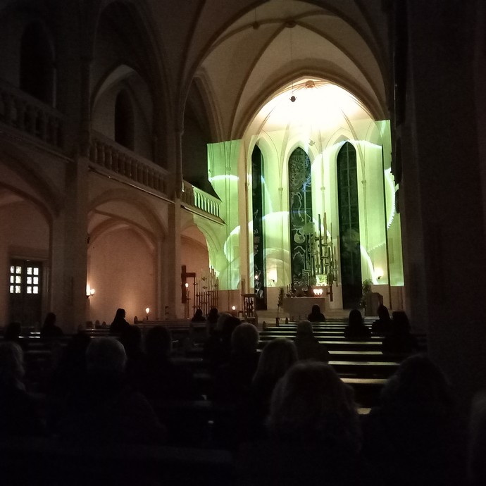 Blick auf den illuminierten Altarraum der Kirche der Franziskanerinnen in Lüdinghausen