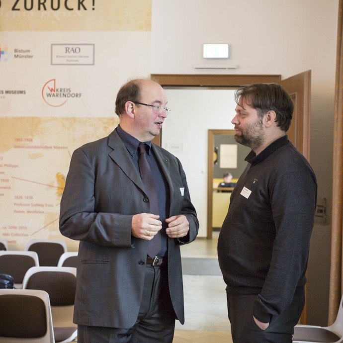 Im Gespräch (vergrößerte Bildansicht wird geöffnet)