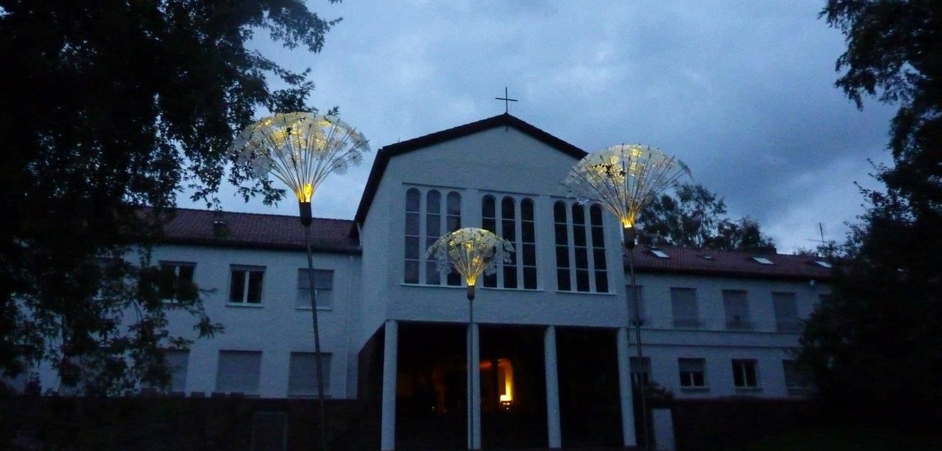 Außenansicht Die HEGGE bei Abenddämmerung. Foto: DIE HEGGE – Christliches Bildungswerk.