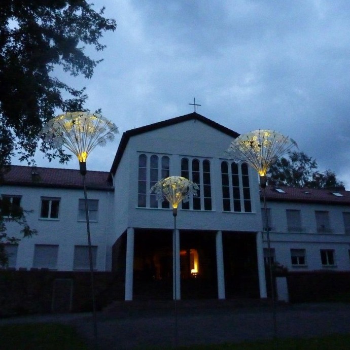 Außenansicht Die HEGGE bei Abenddämmerung. © DIE HEGGE – Christliches Bildungswerk.