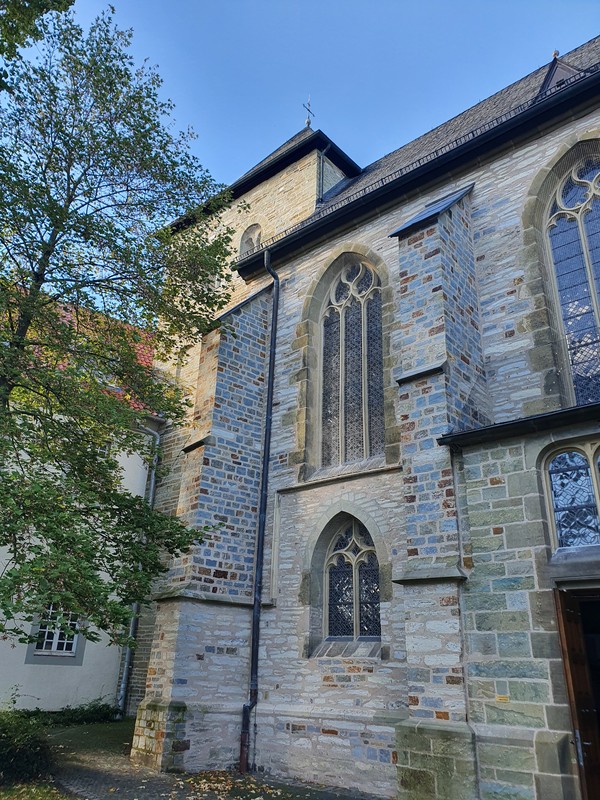 Blick auf den Turm der Pfarrkirche St. Martinus an der südwestlichen Seite des Gebäudes. Foto: Sebastian Neuhaus.