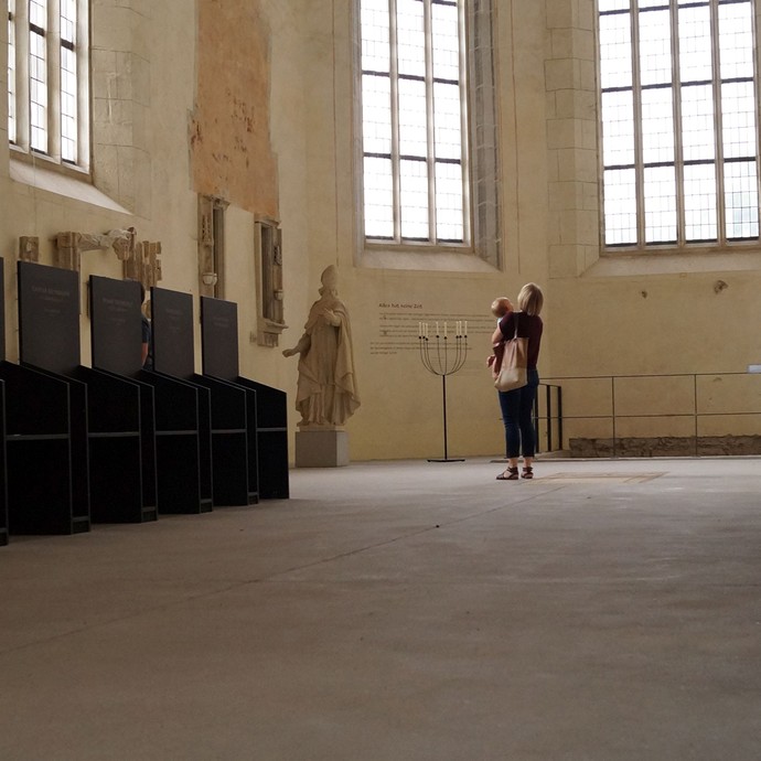 Besucherin in der ehemaligen Kirche des Klosters Dalheim