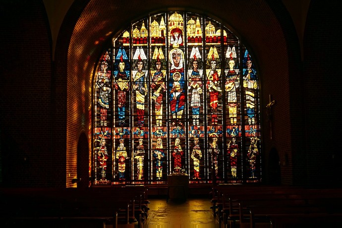 Innenansicht mit Kirchenfenster. Foto: Abtei Varensell.