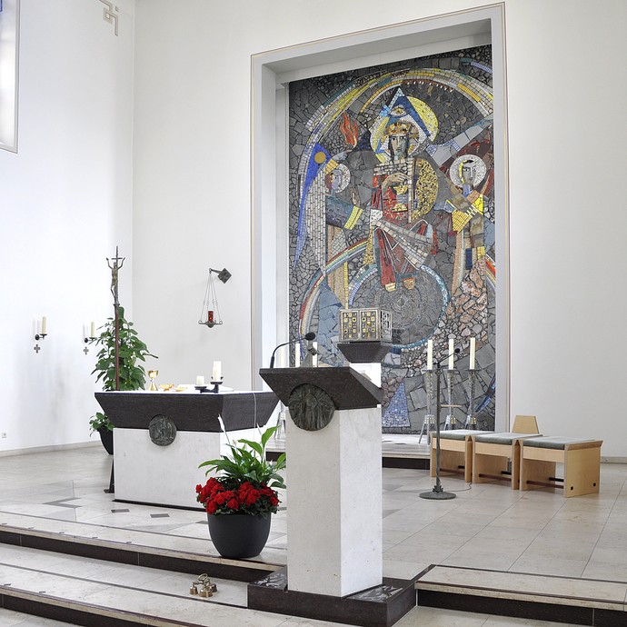 Altar und Ambo des Missionshauses Neuenbeken in Paderborn. © Missionshaus Neuenbeken.