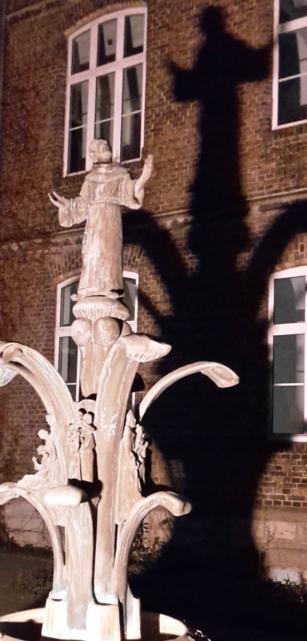 Brunnen im Licht. Foto: fcjm.de.
