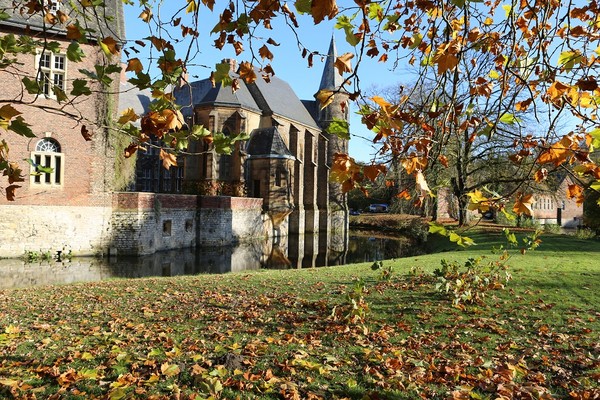Wassergraben und Kapelle Haus Assen. Foto: Diener Jesu und Mariens, Haus Assen.