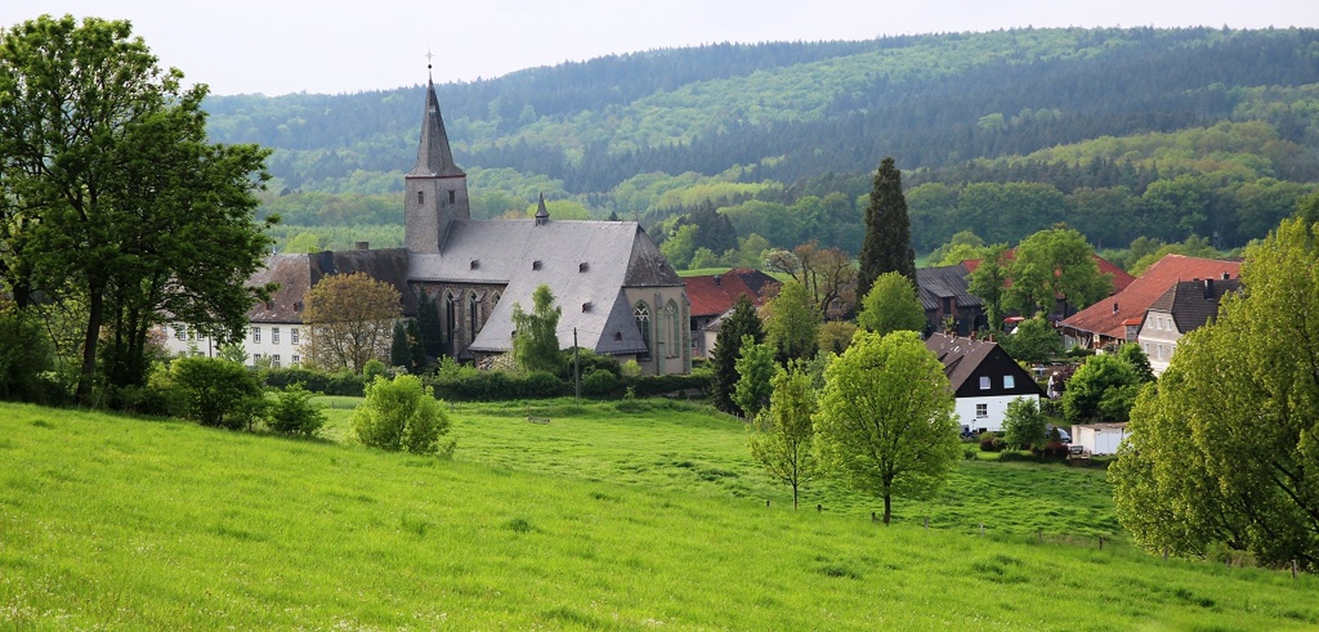 Blick auf das Kloster Oelinghausen und die angrenzenden Gebäude. Foto: Bernhard Padberg.
