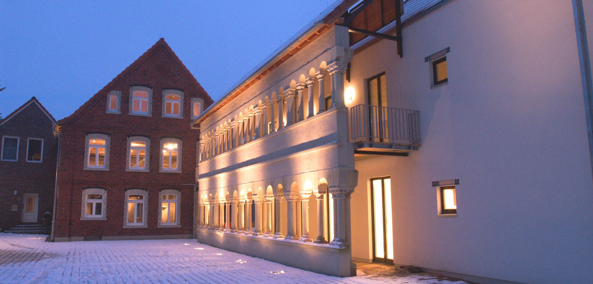 Abendliche Stimmung am Stift Asbeck. Zu sehen ist der rekonstruierte Doppelkreuzgang. Foto: Archiv Heimatverein Asbeck e.V.