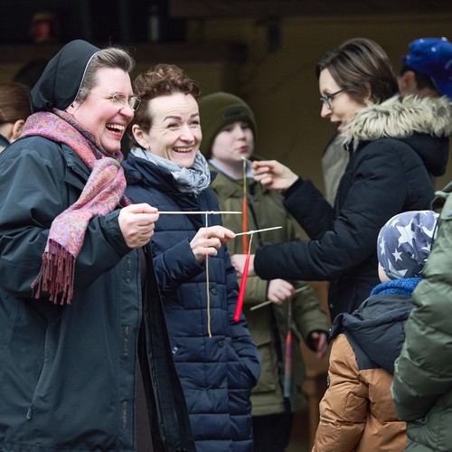 Teilnehmerinnen beim Kerzenziehen