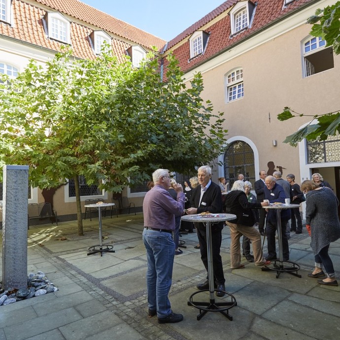 Im Gespräch (vergrößerte Bildansicht wird geöffnet)