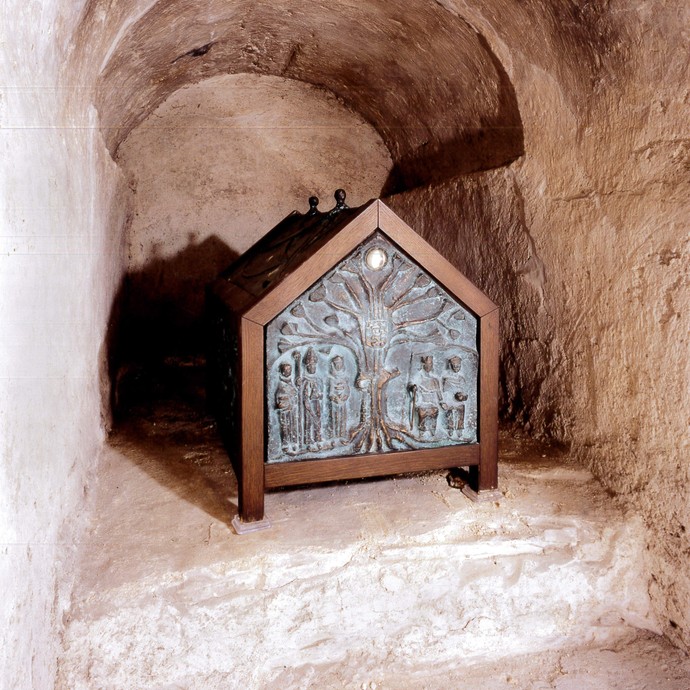 Bronze-Schrein der Künstlerin Anne Wagner, der sich seit 1980 im leeren Kultgrab befindet. © Katholische Kirchengemeinde Meschede-Bestwig.