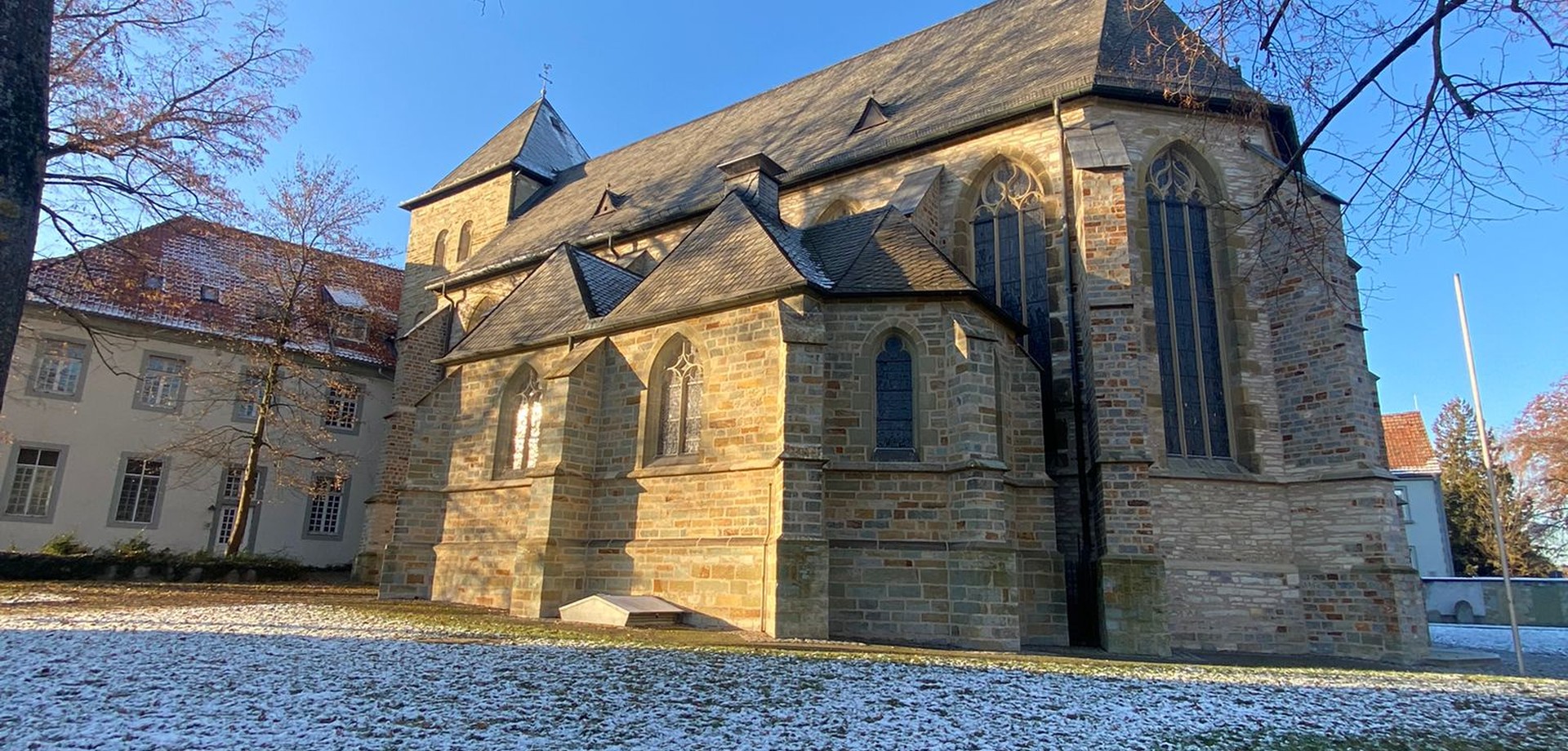 Ostansicht der Pfarrkirche St. Martinus am ehemaligen Kloster Benninghausen. Foto: Sebastian Neuhaus.