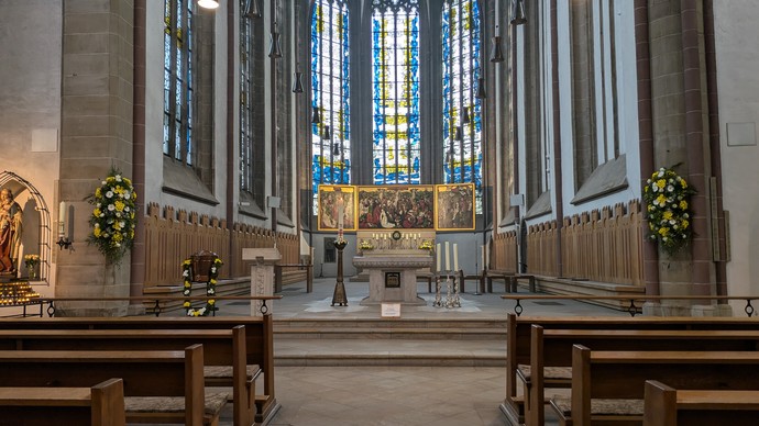 Blick auf den Altarraum der Propsteikirche St. Johannes Baptist mit dem Altarretabel von Derick Baegert