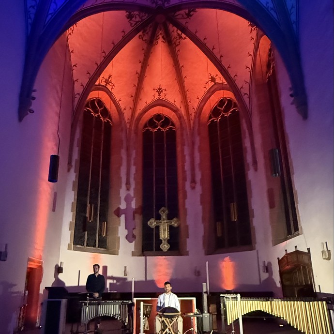 Blick in den Altarraum mit zwei Glockenspielern. (vergrößerte Bildansicht wird geöffnet)