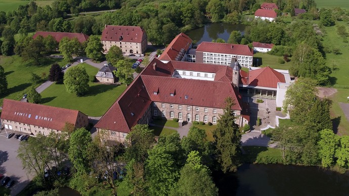 Ehem. Zisterzienserkloster Hardehausen. Foto: www.braun-media.de. Ehem. Zisterzienserkloster Hardehausen. Foto: www.braun-media.de.