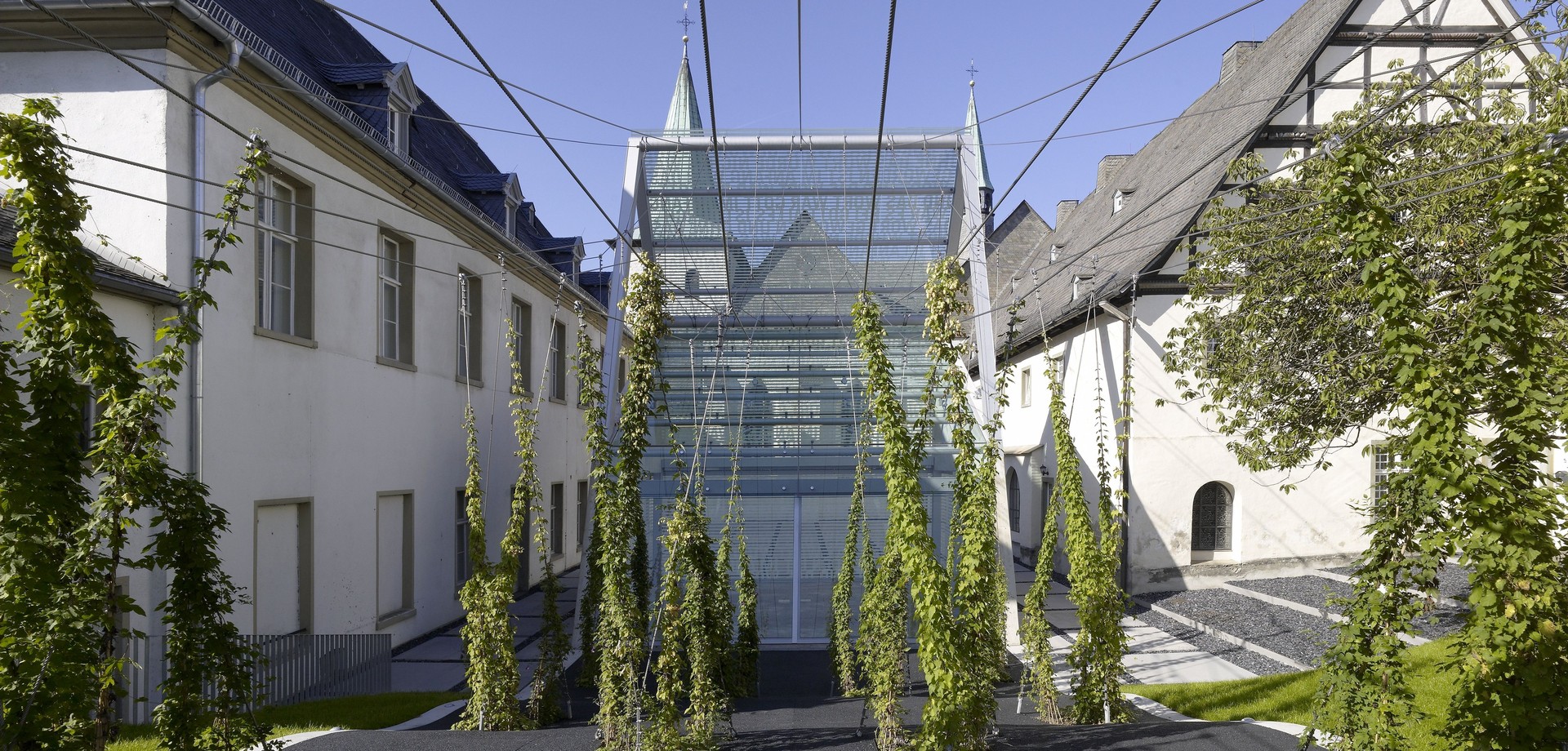 Außenansicht der Klosterhofs mit Lichthaus. Foto: Jörg Hempel.