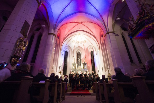 Das Bild zeigt den illuminierten Chorraum der Klosterkirche bei einer Veranstaltung von „finde dein Licht“. Foto: LWL / Sarah Bömer.