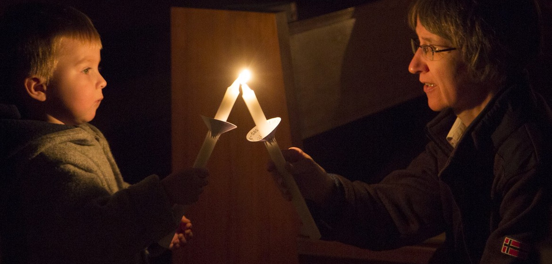 Entzünden von Kerzen während einer Veranstaltung im Rahmen von "finde dein Licht" 2018. Foto: LWL, Sarah Bömer.