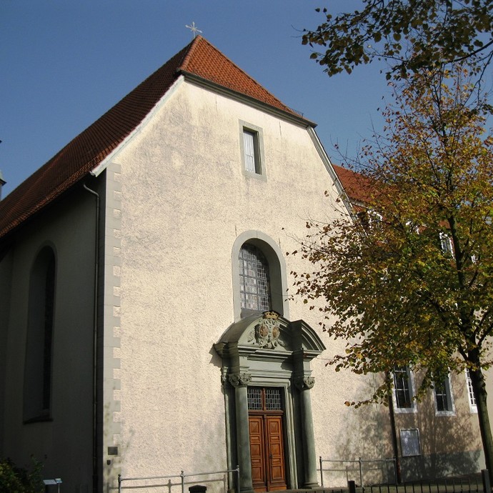 Kirche des ehemaligen Franziskanerklosters St. Katharina in Rietberg mit Blick auf den Eingang. © Maria-Luise Brockschnieder.