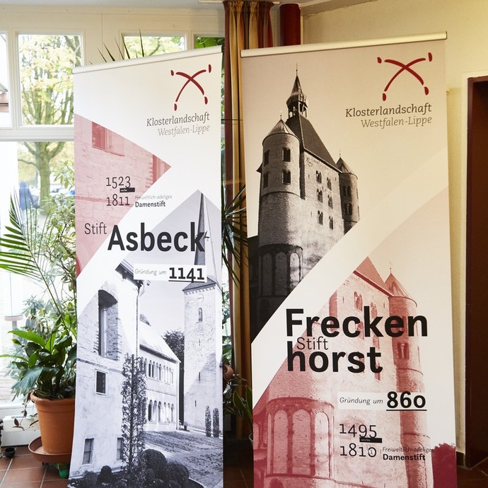 Roll-ups im Foyer (vergrößerte Bildansicht wird geöffnet)