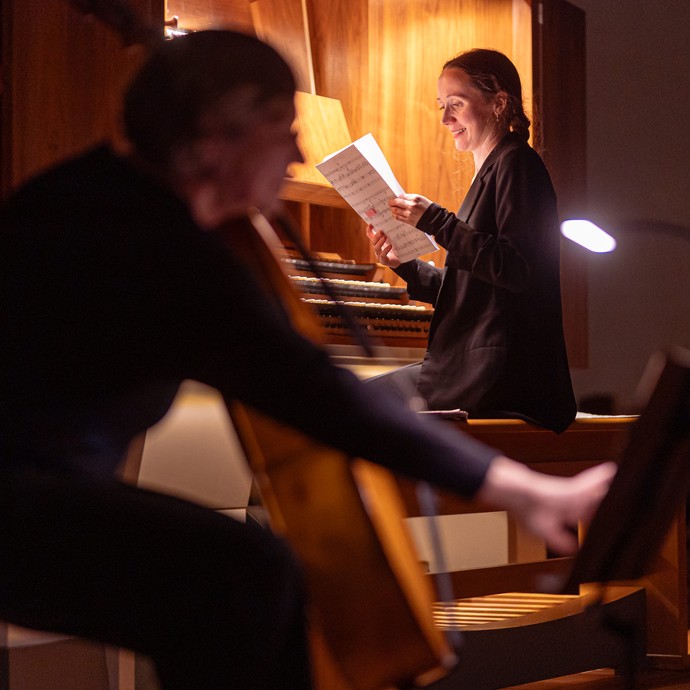 Cellist und Organistin mit Liederblatt. (vergrößerte Bildansicht wird geöffnet)