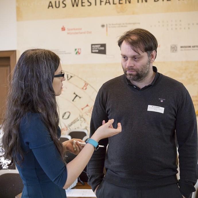 Im Gespräch (vergrößerte Bildansicht wird geöffnet)