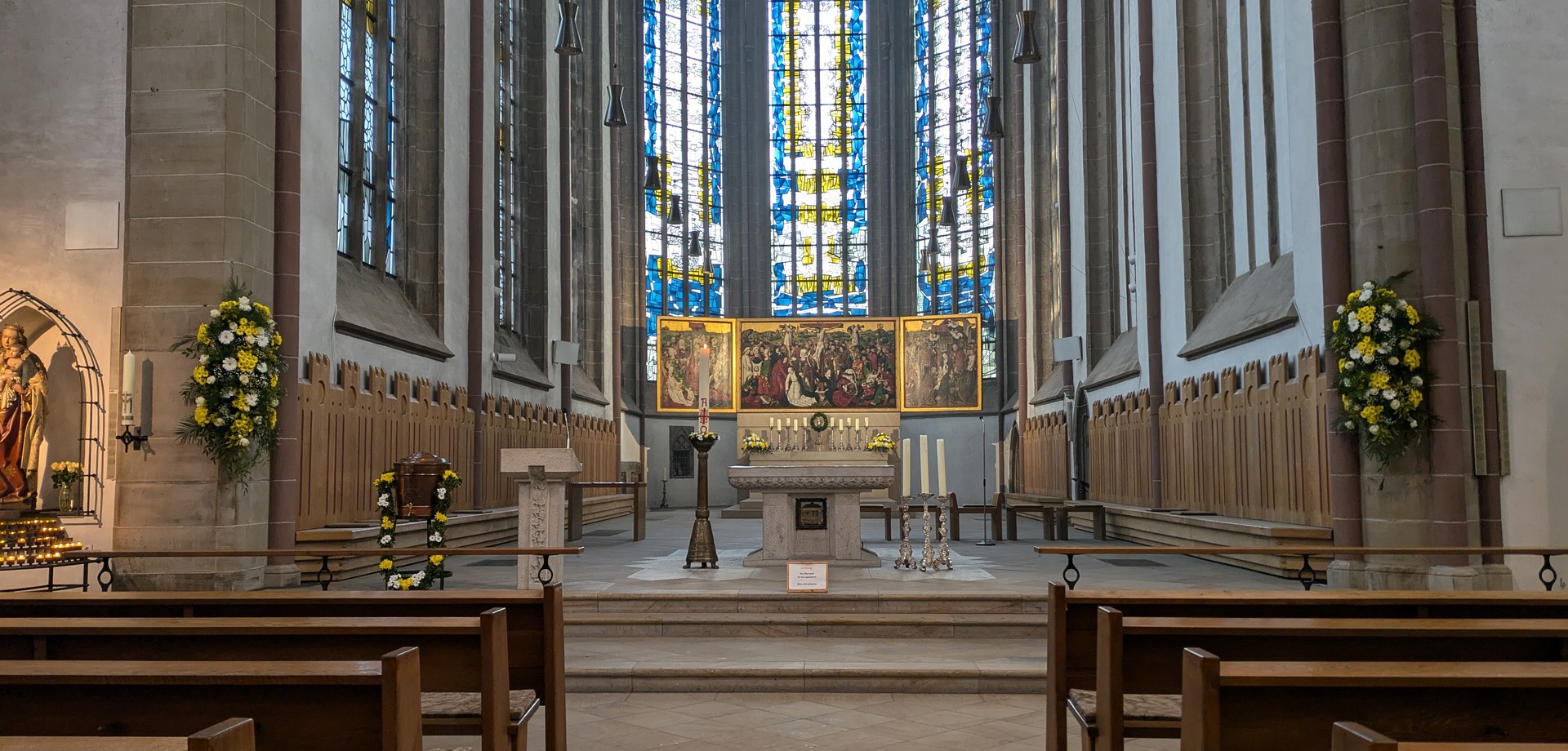 Blick auf den Altarraum der Propsteikirche St. Johannes Baptist mit dem Altarretabel von Derick Baegert