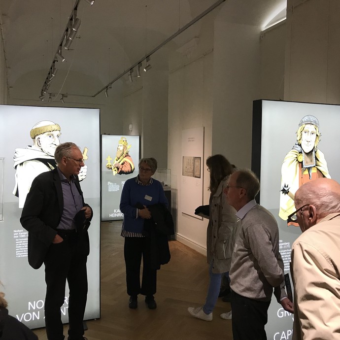 Führung durch die Ausstellung „Barbarossa. Das Vermächtnis von Cappenberg“ mit Dr. Gerd 
Dethlefs und Petra Mecklenbrauck (vergrößerte Bildansicht wird geöffnet)