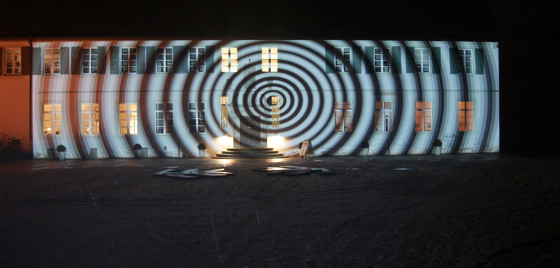 Kloster Bentlage erstrahlt durch ein ringförmiges Lichtmuster. Foto: Kloster Bentlage.