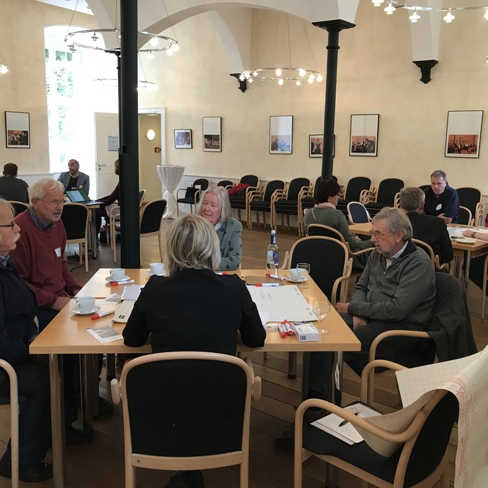 World Café mit drei Thementischen (vergrößerte Bildansicht wird geöffnet)